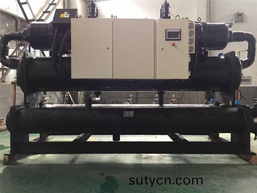 水冷(leng)螺(luo)桿雙係統(tong)冷水(shui)機組(zu)